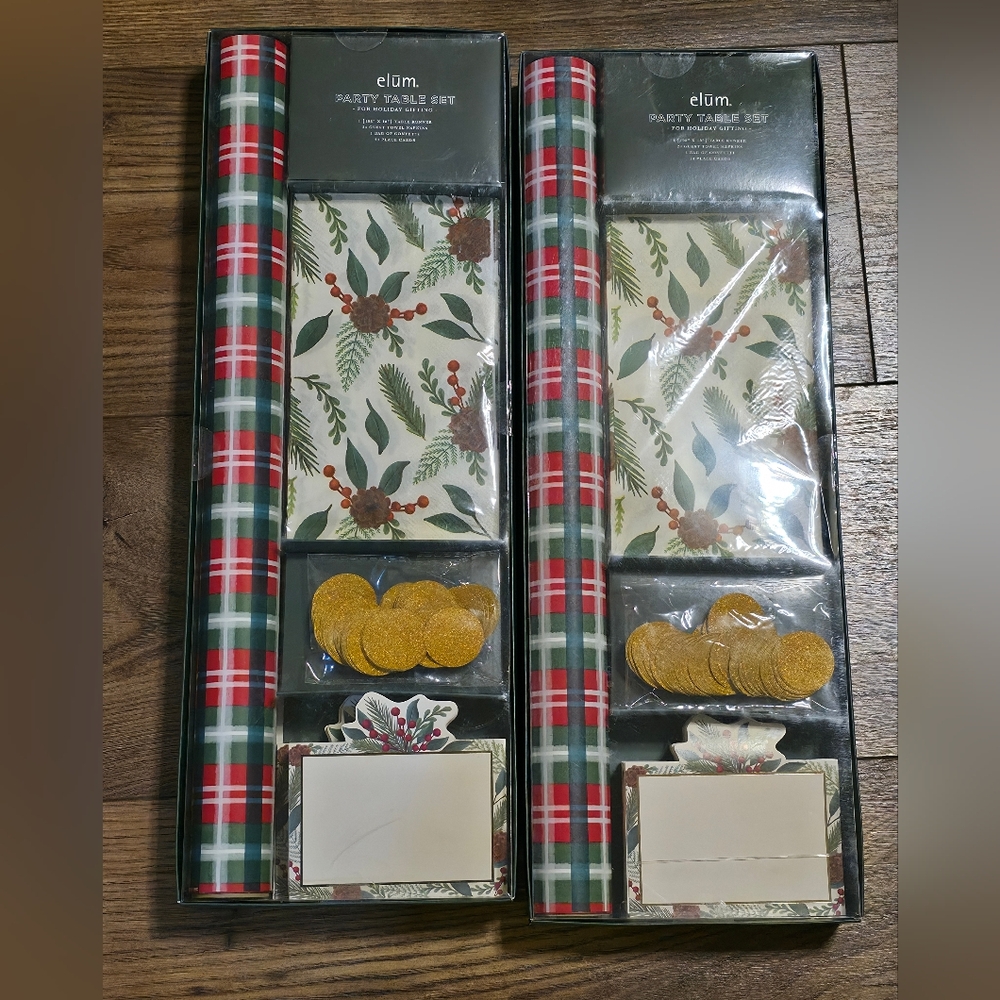 Elum Party Holiday Table Set with Gold, Red, and Green Accents